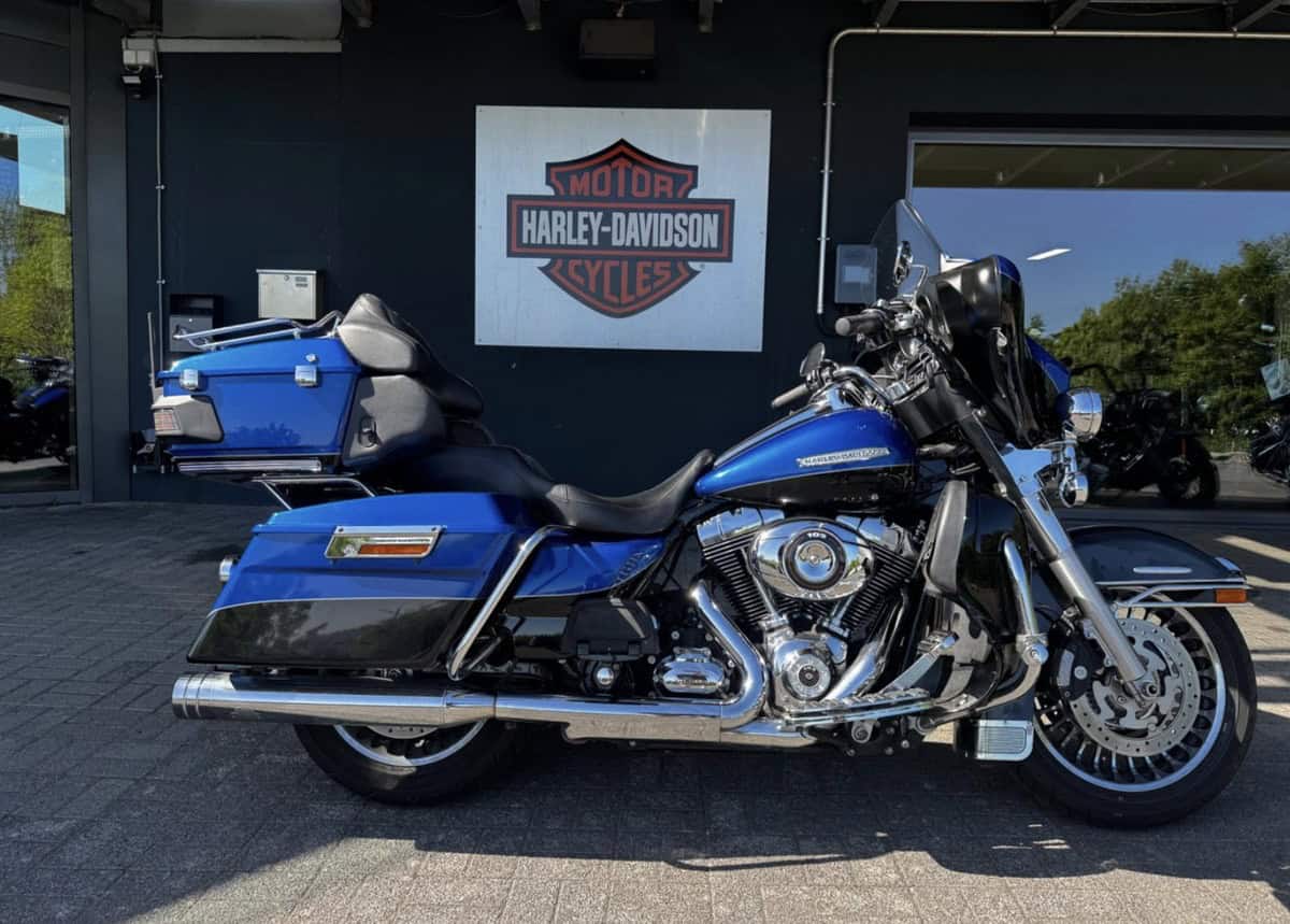 Harley-Davidson Touring Motorrad vor Harley-Händler in Fulda.