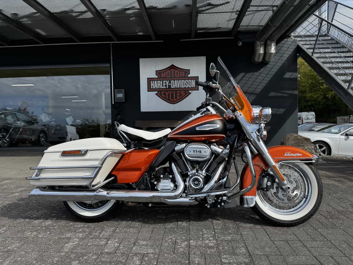 Harley-Davidson Touring-Motorrad vor Harley-Händler in Fulda.
