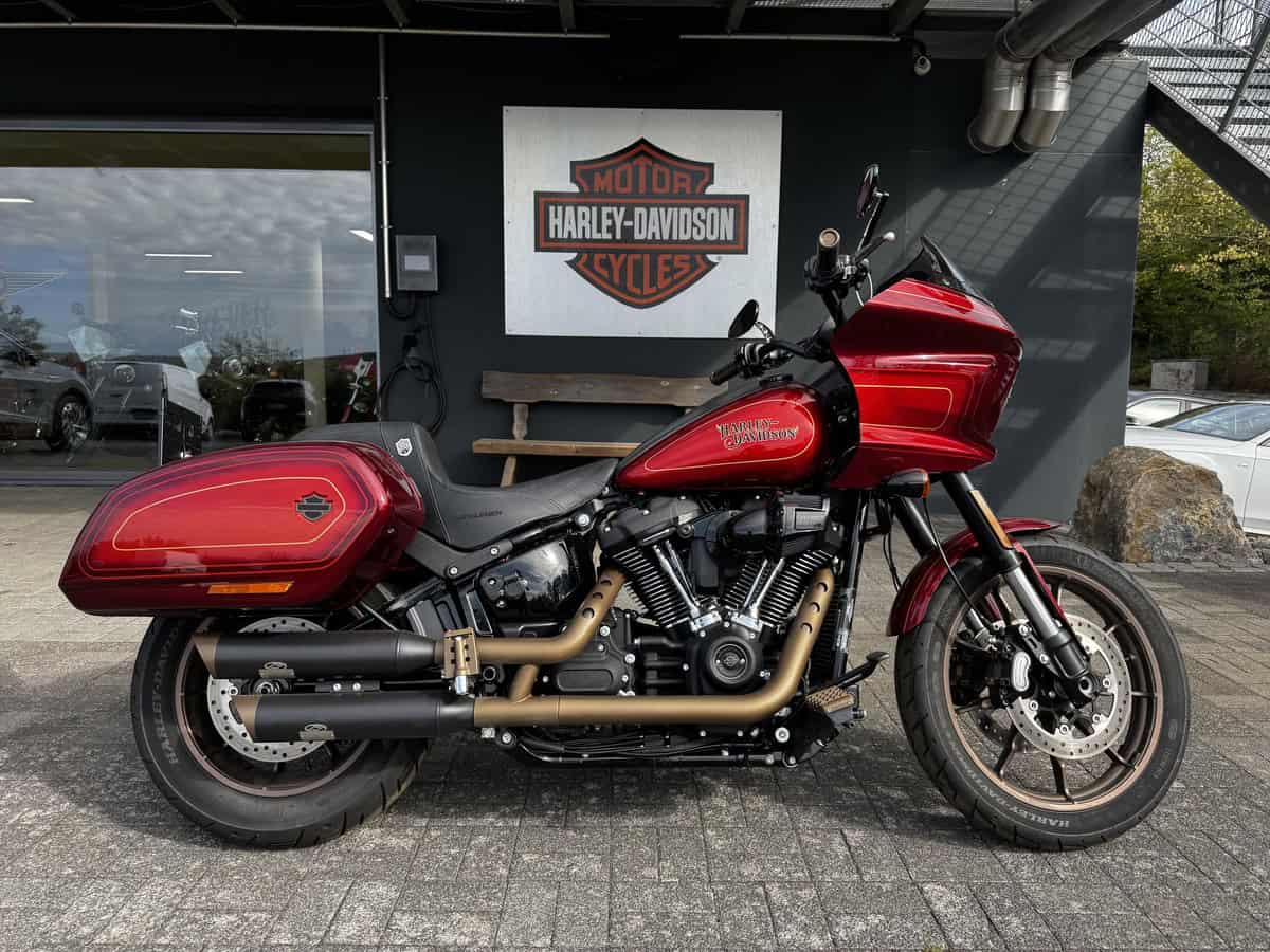 Harley-Davidson Touring-Motorrad in Rot vor H-D® YOUR BIKE HOUSE Fulda.