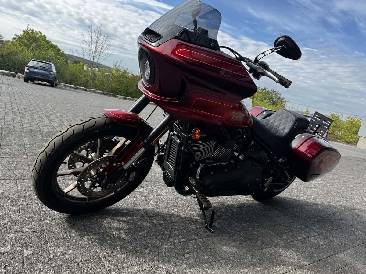 Harley-Davidson Touring-Motorrad in Rot vor H-D YOUR BIKE HOUSE Fulda.
