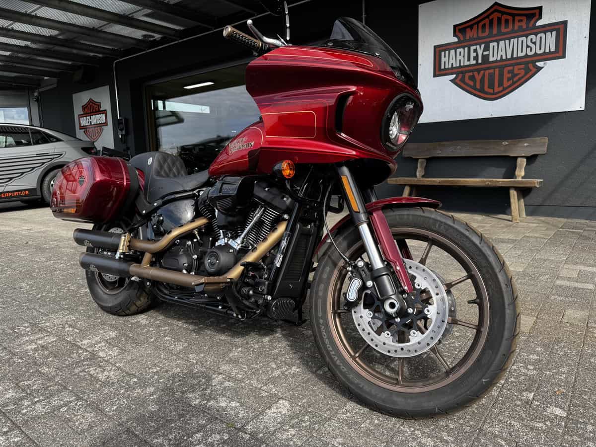 Rote Harley-Davidson Touring-Motorrad vor Harley-Shop in Fulda.