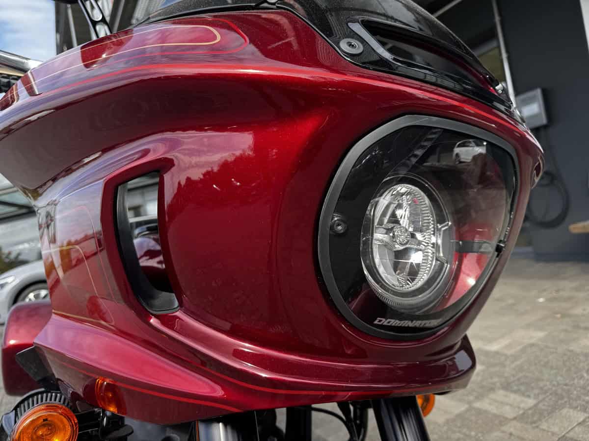 Harley-Davidson Motorrad mit rotem Frontschutz und LED-Scheinwerfer.