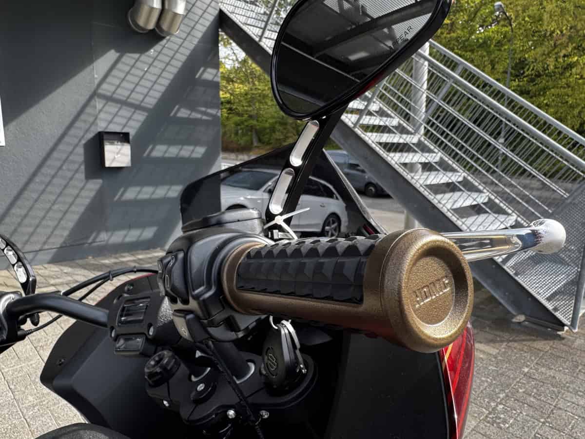 Harley-Davidson Motorrad mit Spiegel und Griff in Fulda.