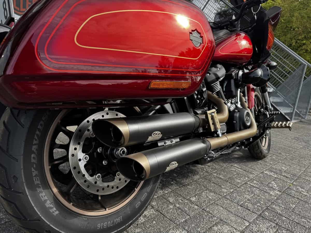 Harley-Davidson Motorrad mit rotem Lack und schwarzem Auspuff in Fulda.