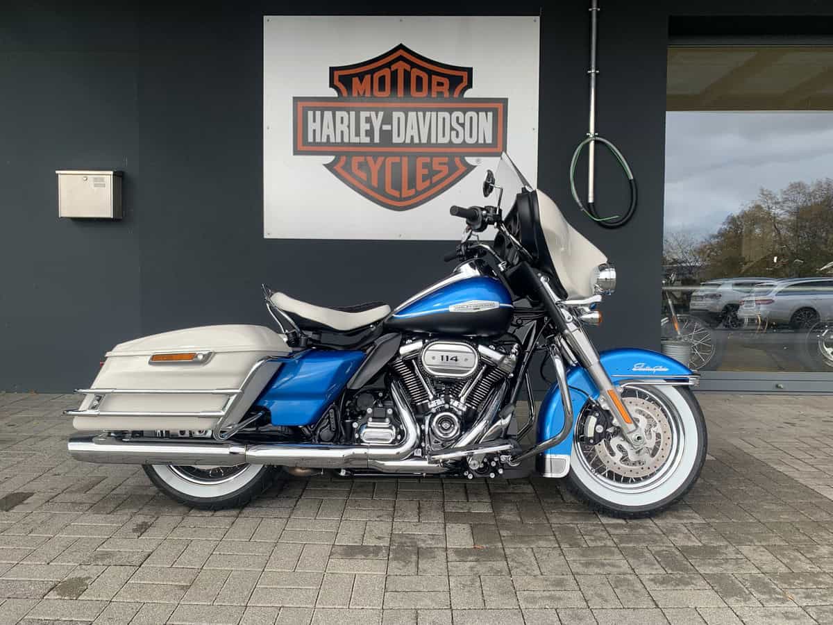 Harley-Davidson Touring-Motorrad vor Harley-Shop in Fulda.