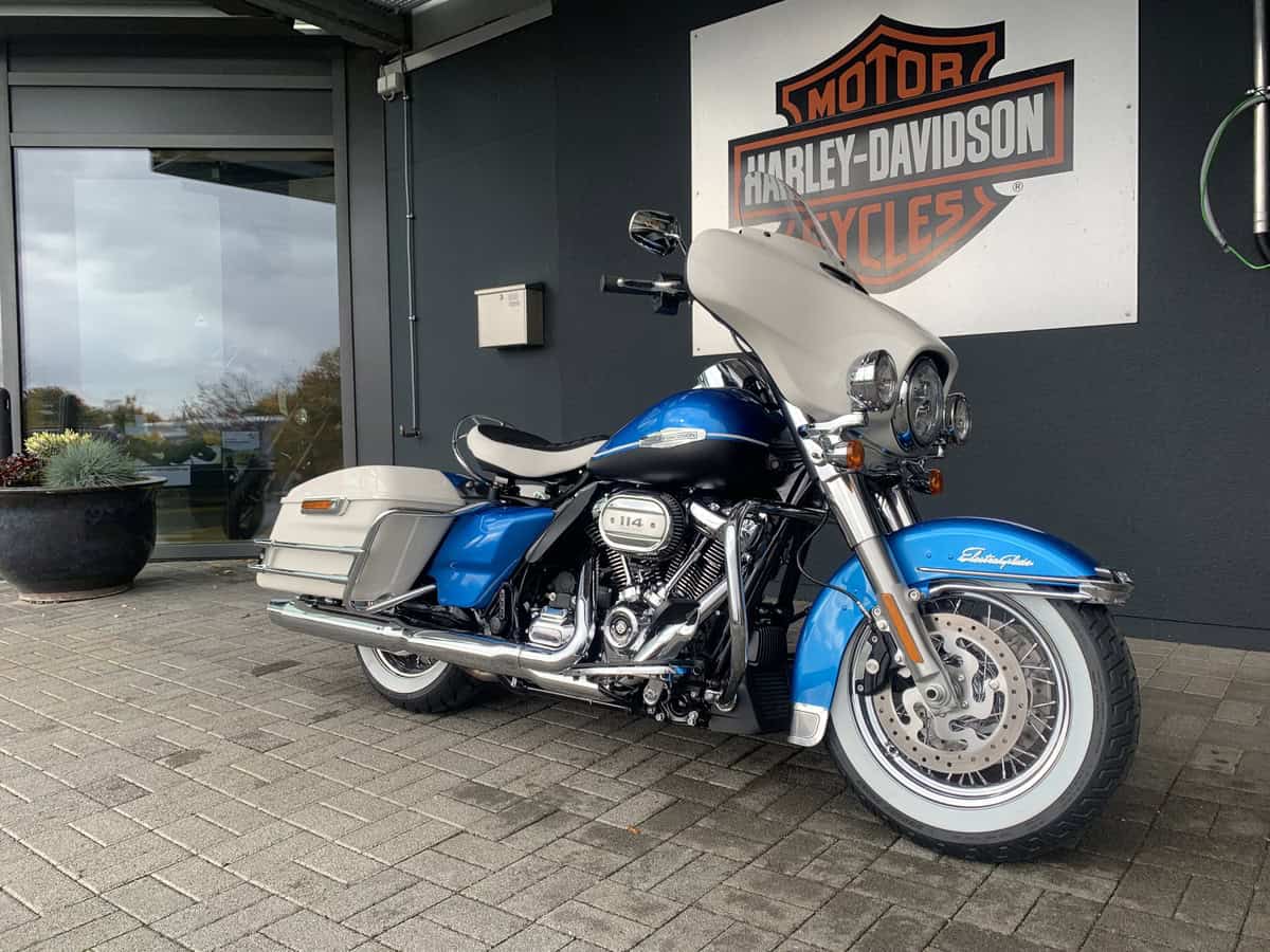Harley-Davidson Touring-Motorrad vor Harley-Shop in Fulda.