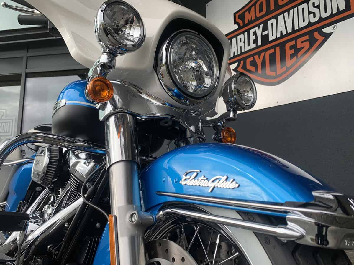 Harley-Davidson Electra Glide Touring Motorrad in Blau bei H-D YOUR BIKE HOUSE Fulda.