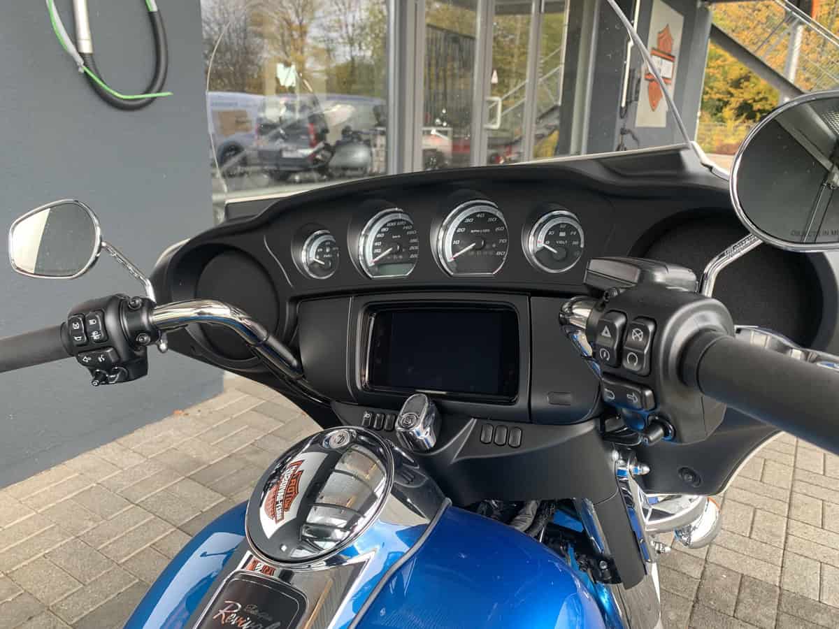 Harley-Davidson Tourenmotorrad mit digitalem Armaturenbrett und Navigationssystem.