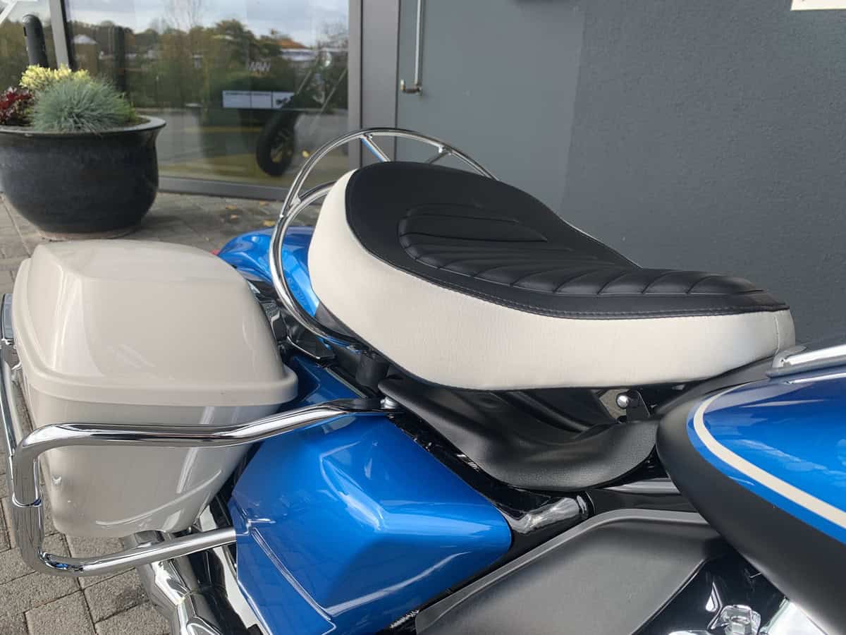 Harley-Davidson Motorrad mit weißem und blauem Design in Fulda.