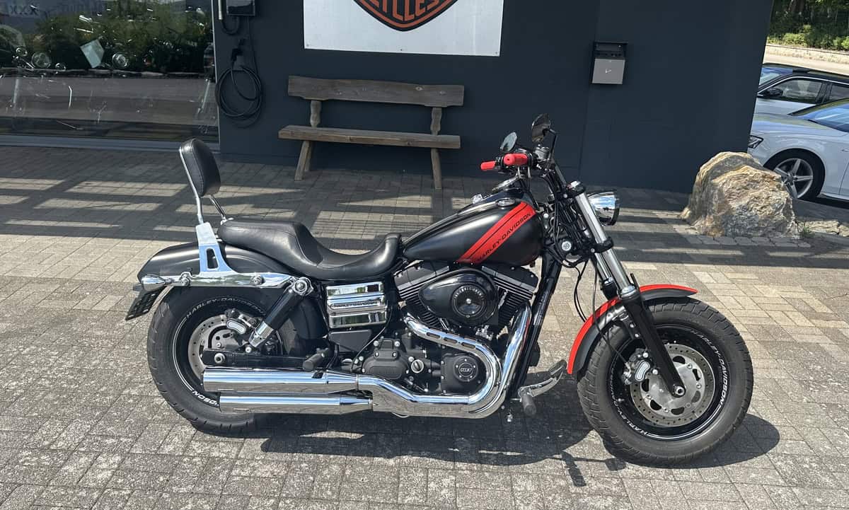 Harley-Davidson Fat Boy Motorrad vor H-D® YOUR BIKE HOUSE in Fulda.