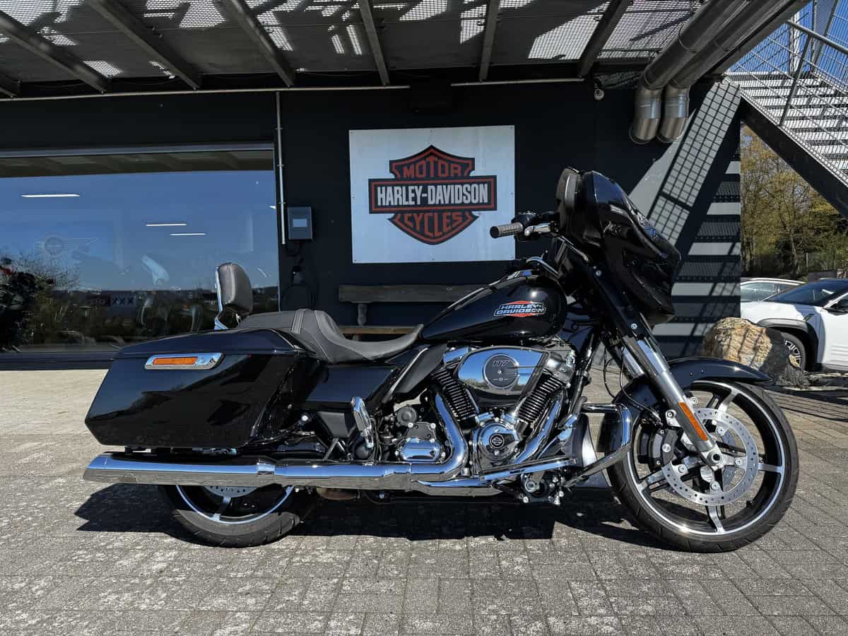 Harley-Davidson Touring-Motorrad vor Harley-Händler in Fulda.