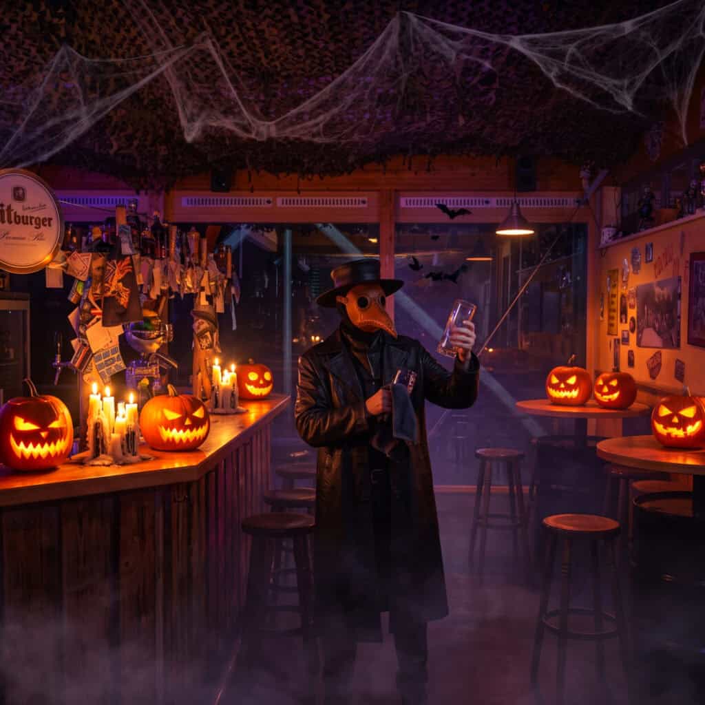 Halloween Dekoration mit Kürbissen und Spinnweben in Harley-Davidson Laden.