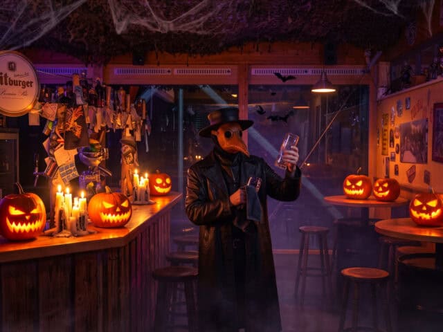 Halloween Dekoration mit Kürbissen und Spinnweben in Harley-Davidson Laden.