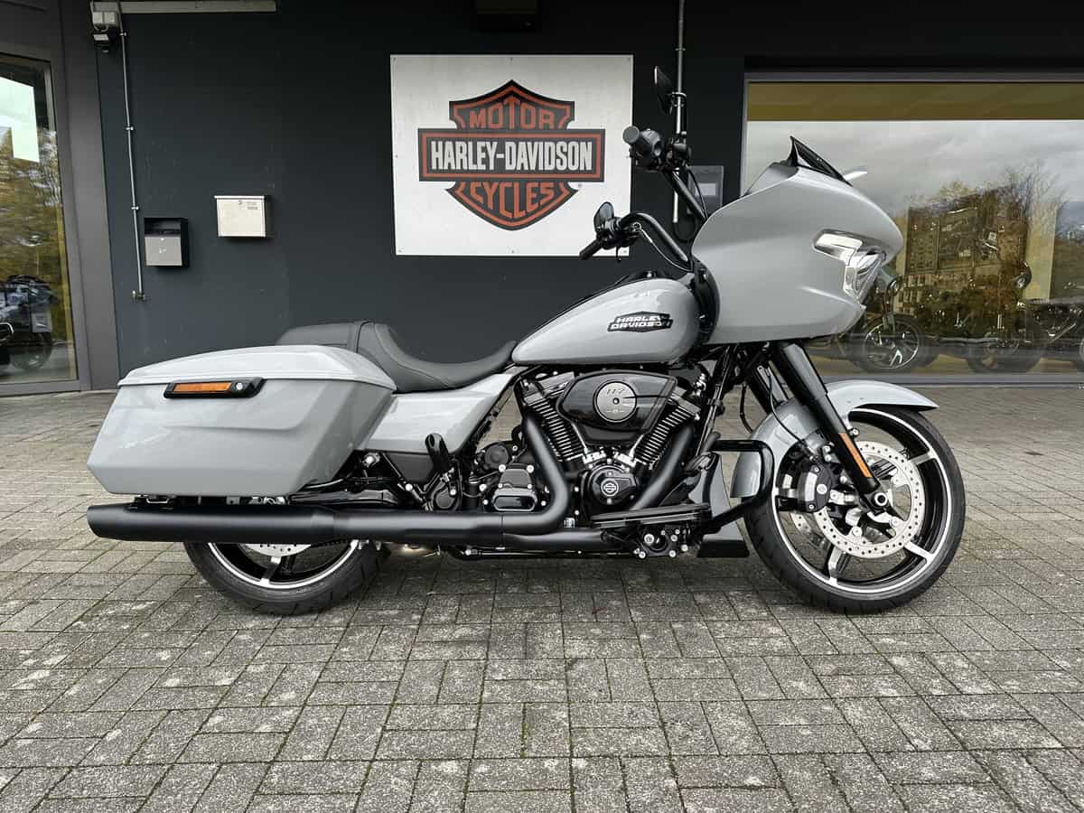 Harley-Davidson Touring Bike in Grau vor Händler mit Harley-Logo.