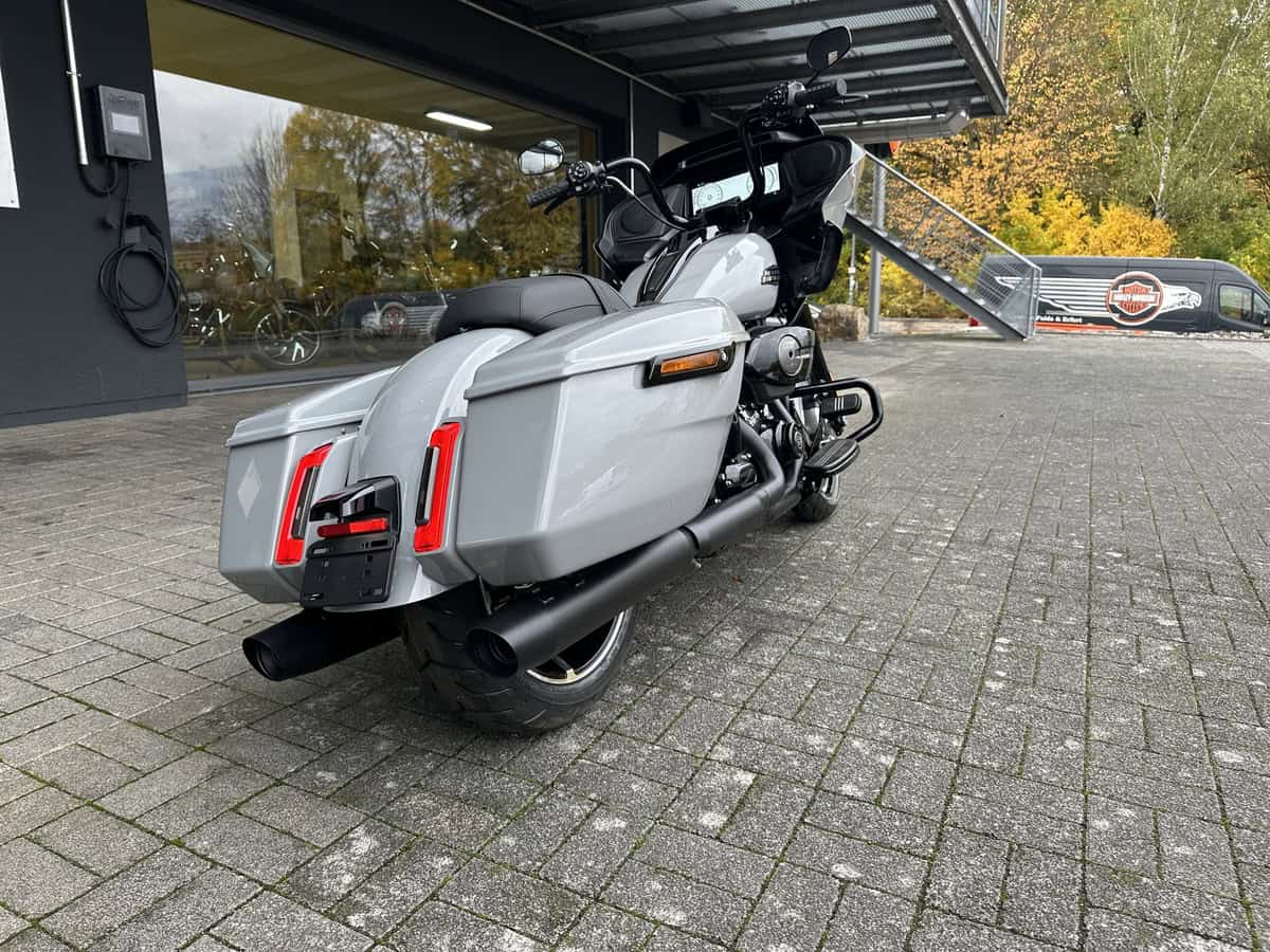 Harley-Davidson Touring Motorrad vor dem Händler.