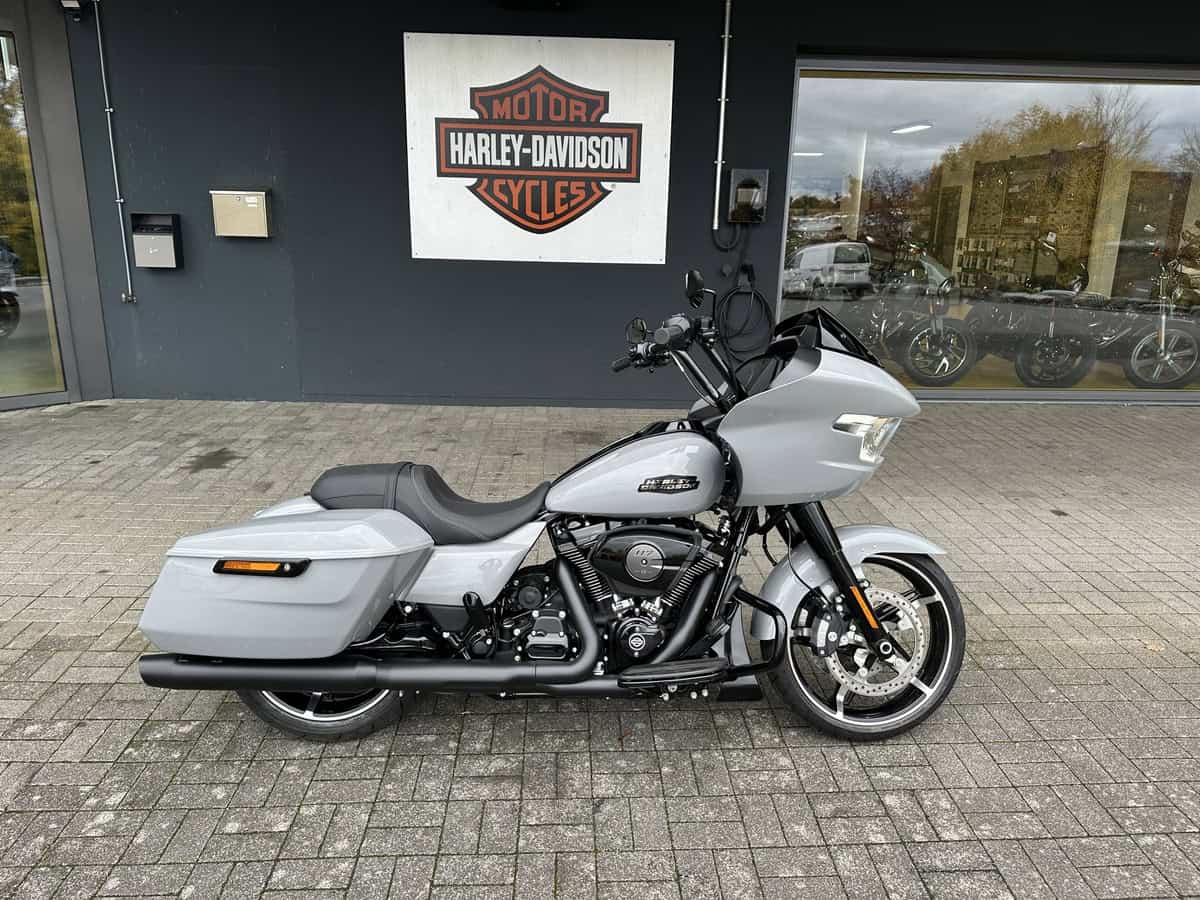 Harley-Davidson Touring Motorrad vor Händler mit Logo und großer Scheibe.