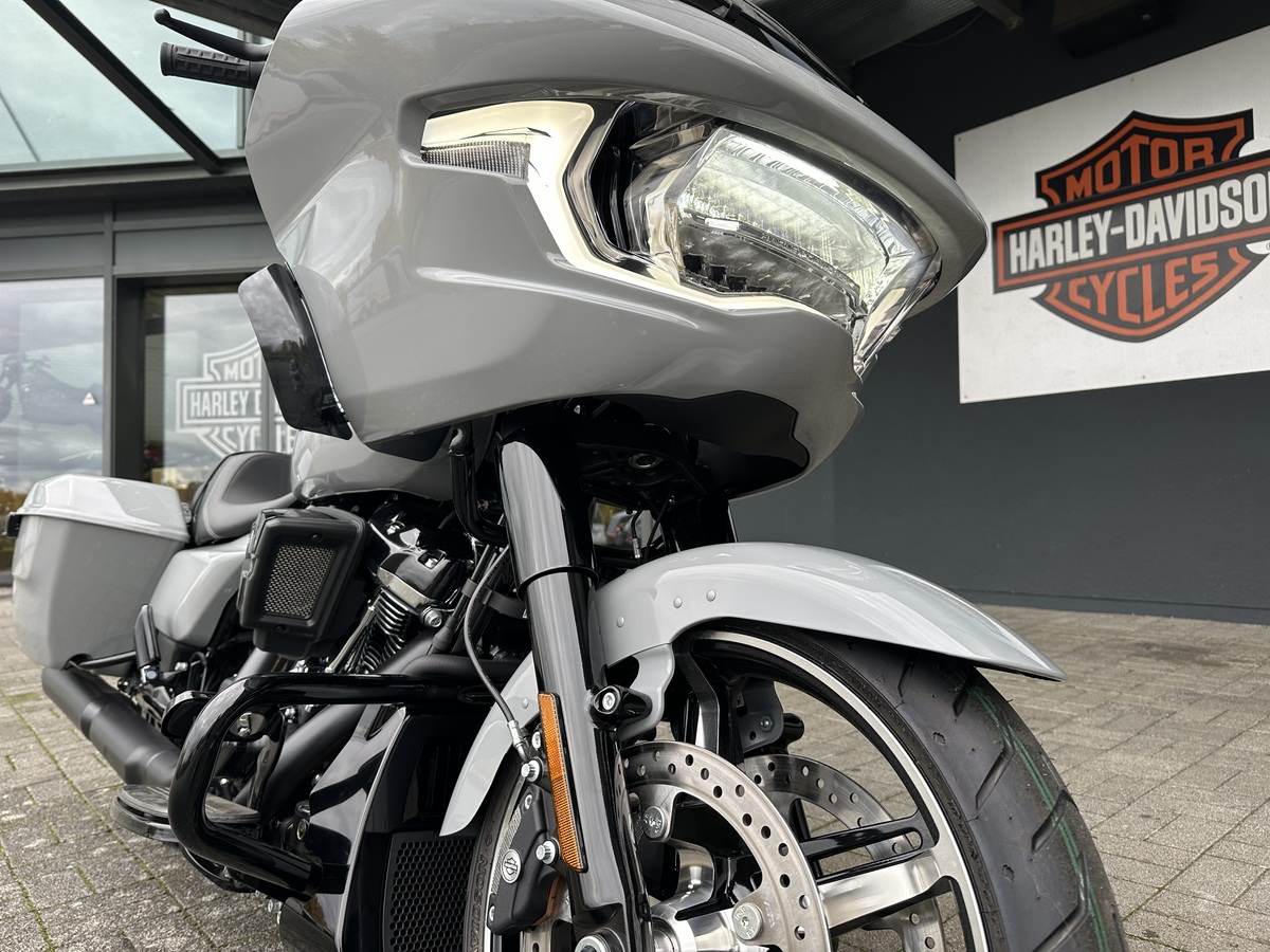 Harley-Davidson Touring Motorrad vor Harley-Davidson Store in Deutschland.