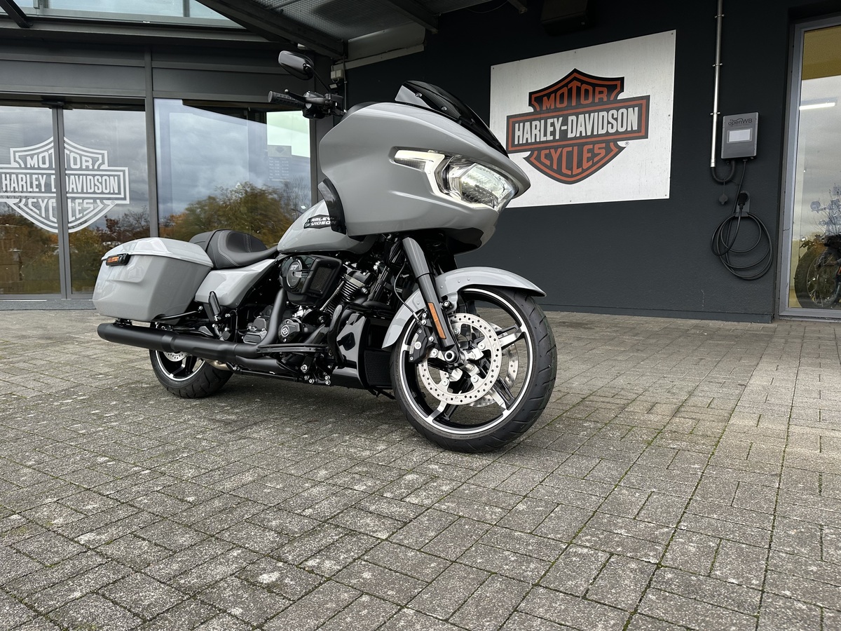 Harley-Davidson Touring Motorrad vor Harley-Händler, modernes Design.