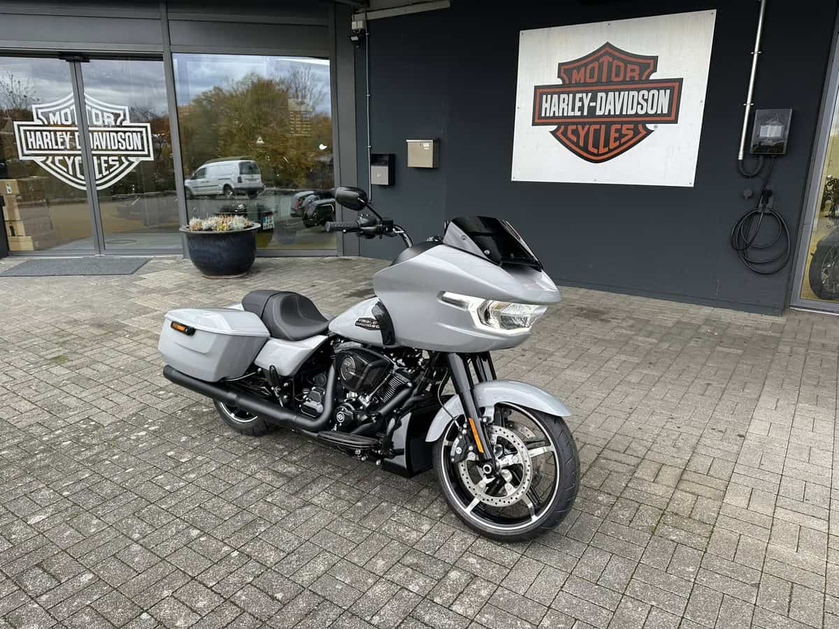 Harley-Davidson Touring Motorrad vor einem Händler, silberfarben, modern, voll ausgestattet.