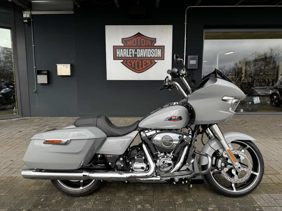 Harley-Davidson Touring Motorrad vor H-D® YOUR BIKE HOUSE in Fulda.