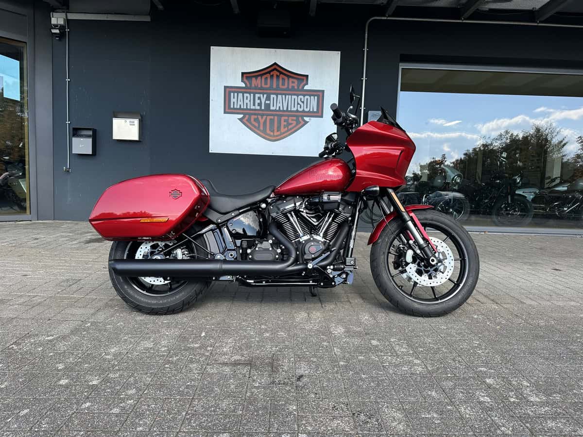 Harley-Davidson Touring Motorrad vor Harley-Händler.