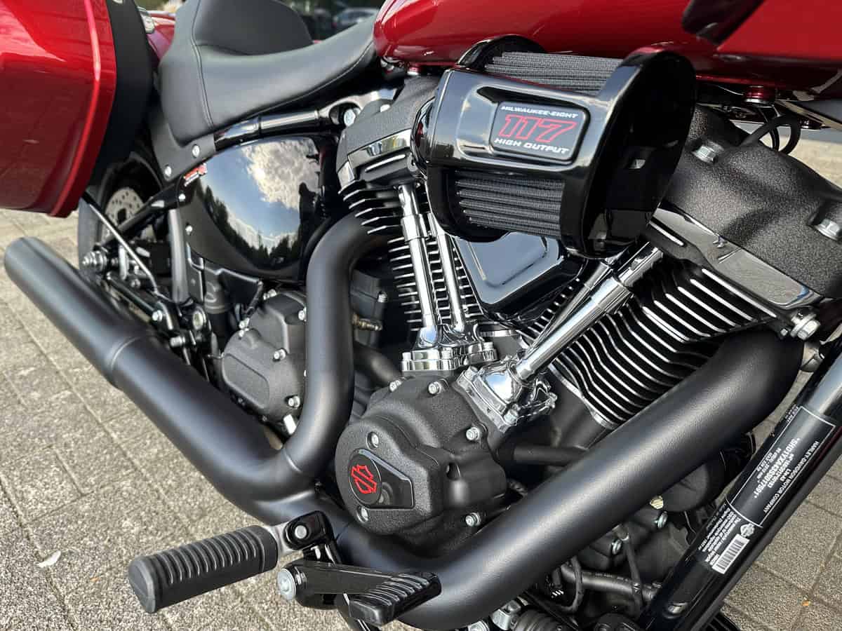 Harley-Davidson Motorrad Motor und Auspuff in Schwarz und Silber.