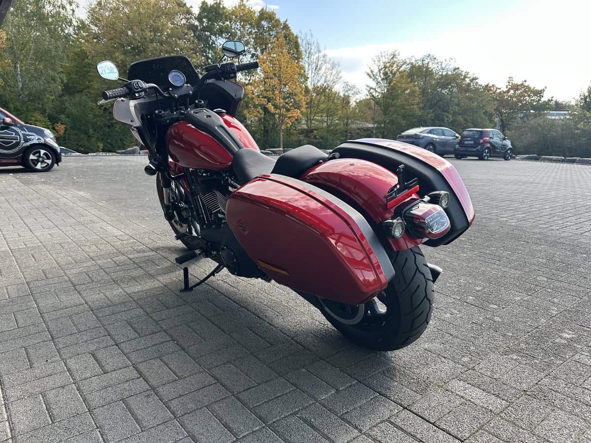Harley-Davidson Touring Motorrad mit Seitentaschen in Rot.