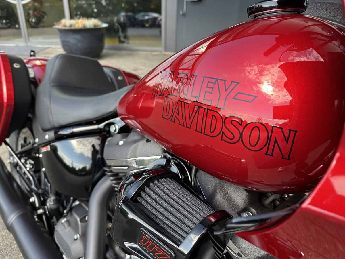 Harley-davidson motorbike, rote Tankstelle mit Harley-Davidson Logo, detailaufnahme eines Motorrads.