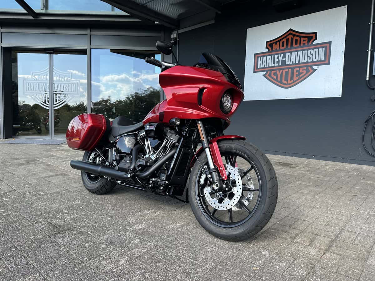 Harley-Davidson Touring Motorrad vor dem Showroom.