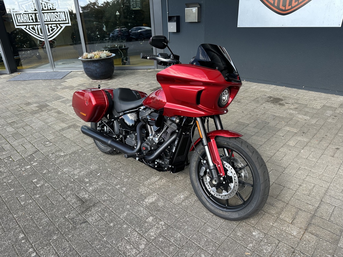 H-D® YOUR BIKE HOUSE Harley-Davidson Motorrad vor der Filiale in Deutschland.