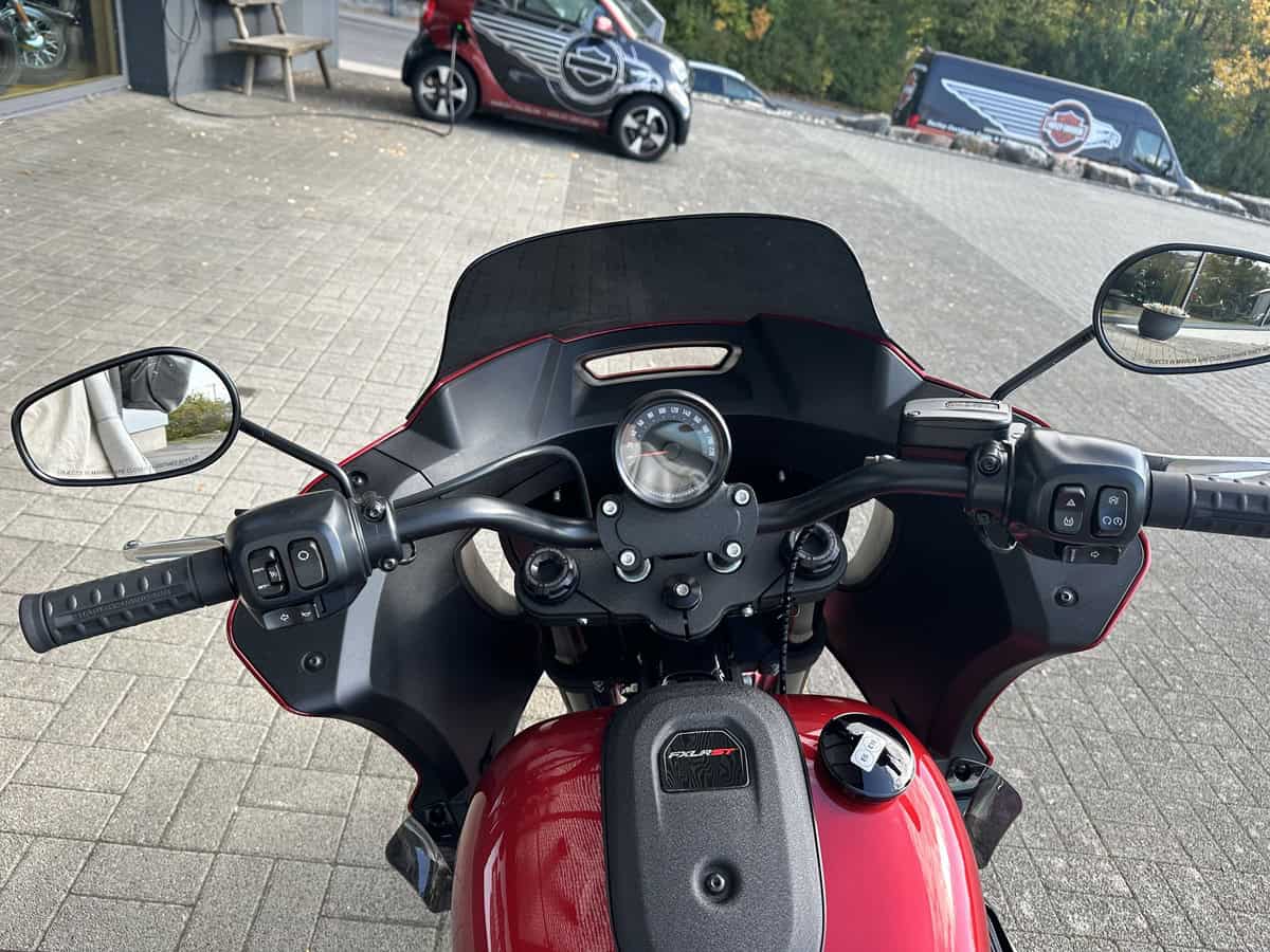 Fahrzeugcockpit einer Harley-Davidson Motorrad, Übersicht der Instrumente und Lenker.