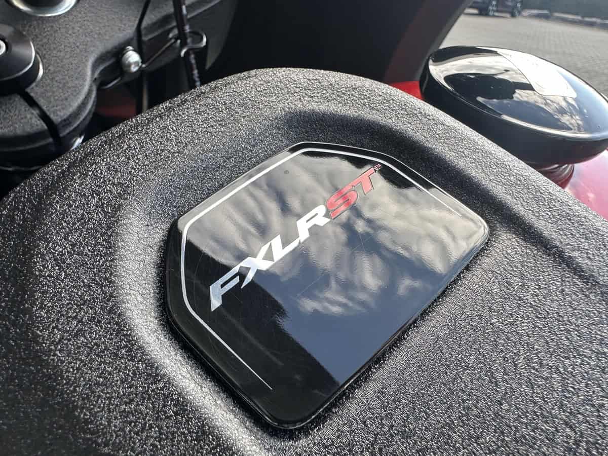 FXDR ST Harley-Davidson Logo auf einem Motorrad, Nahaufnahme.