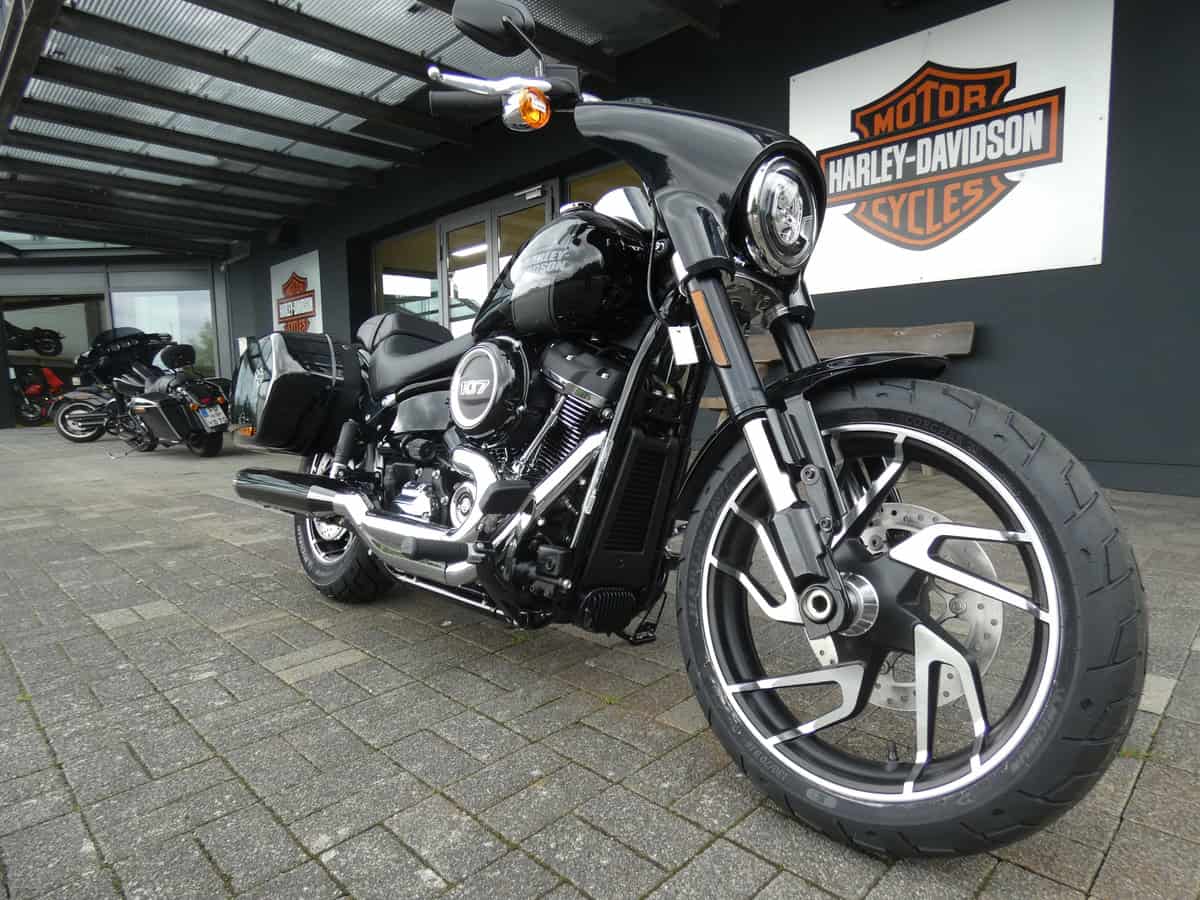 Harley-Davidson Motorrad vor Händlerhalle, Schwarz, modern, Premiumqualität.