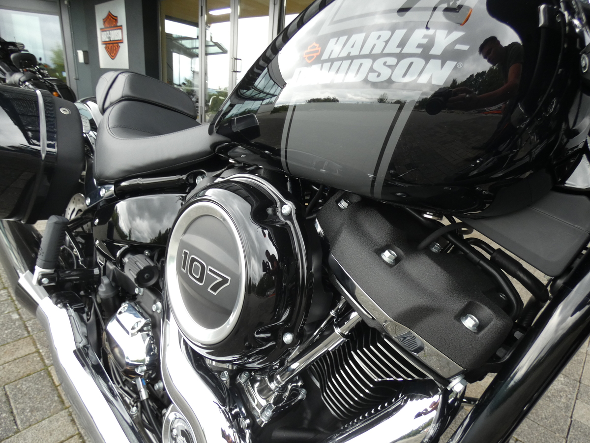 Harley-Davidson Motorradmotor mit 107 Kubikzoll, schwarzes und glänzendes Design.