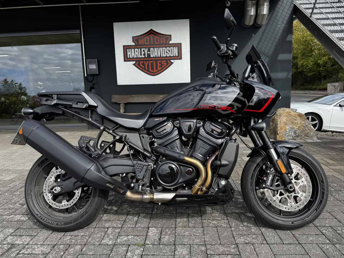 Harley-Davidson Fat Bob 114 vor Harley-Shop in Fulda.