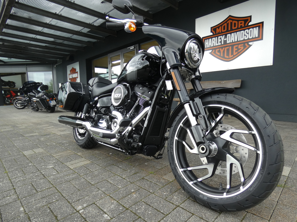 Harley-Davidson Softail Fat Boy auf Verkaufsfläche bei YOUR BIKE HOUSE.