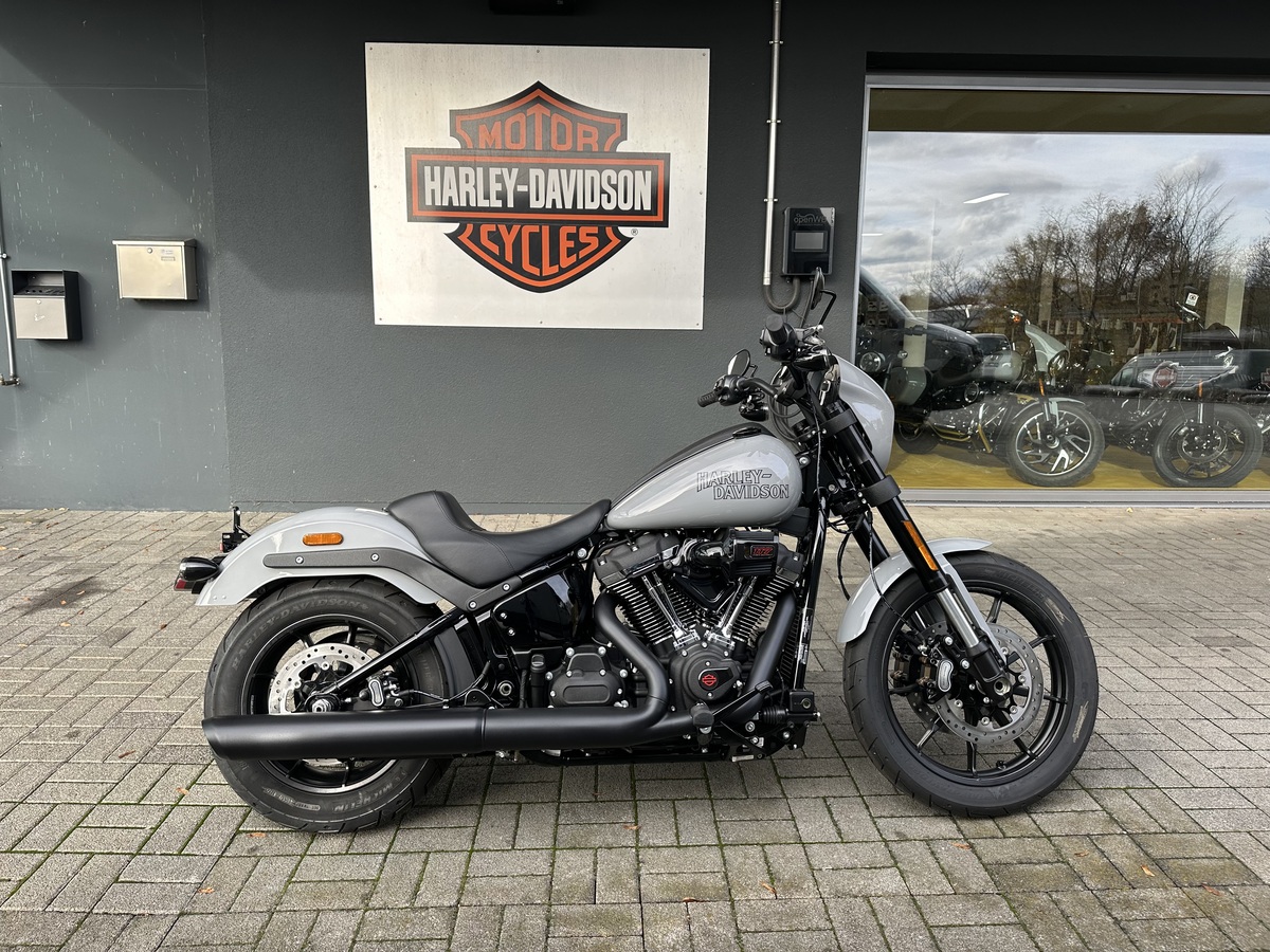 Harley-Davidson Motorrad vor Harley-Davidson Store, stilvolle schwarze Ausführung.