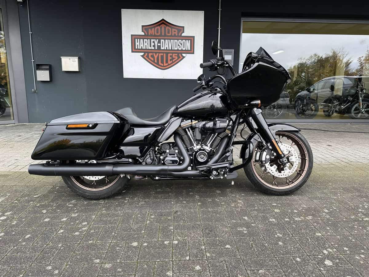 Harley-Davidson Tourer in Schwarz vor Harley-Davidson Händler.