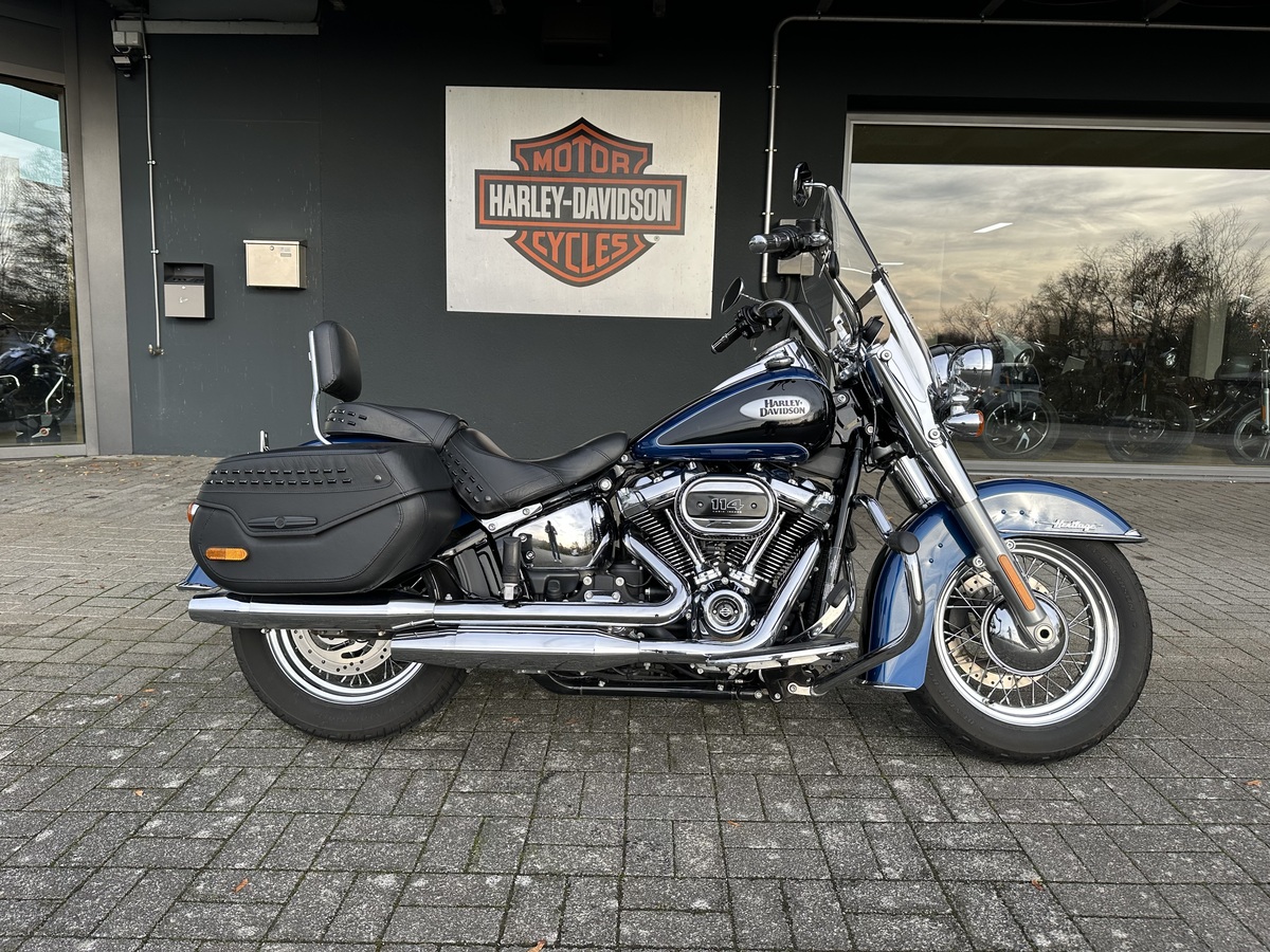 1. Harley-Davidson Tourer in Blau vor H-D Store.