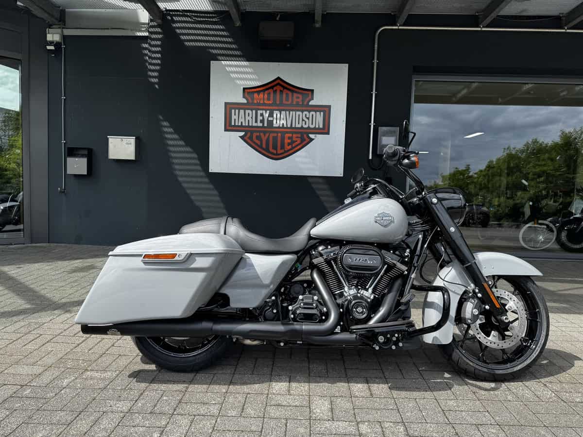 Harley-Davidson Touring Motorrad vor Harley-Händler in Fulda.