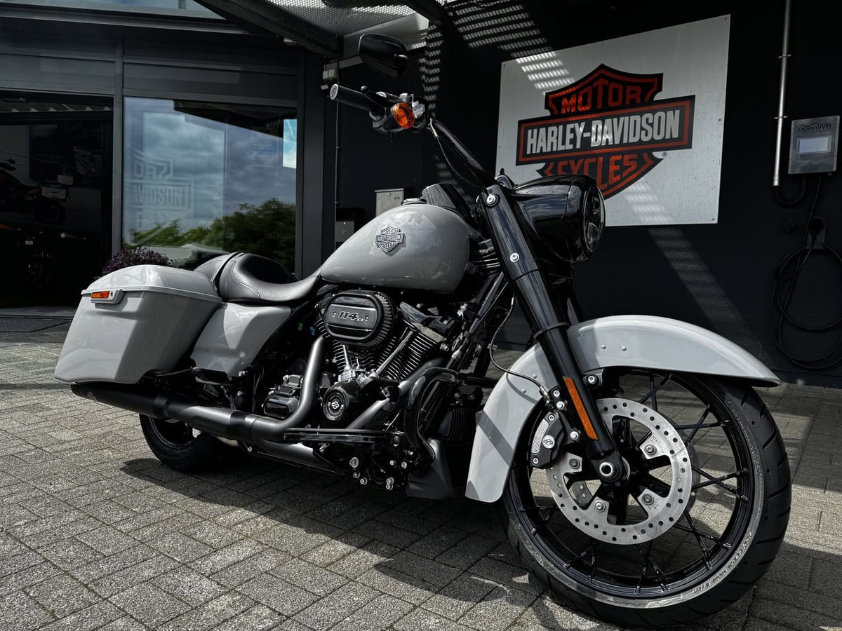 Harley-Davidson Softail Standard vor Harley-Davidson Store Fulda.