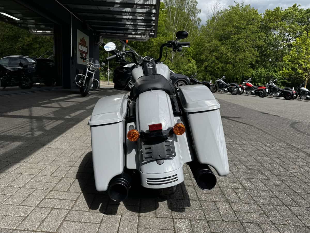 Harley-Davidson Touring-Motorrad vor H-D® YOUR BIKE HOUSE in Fulda.