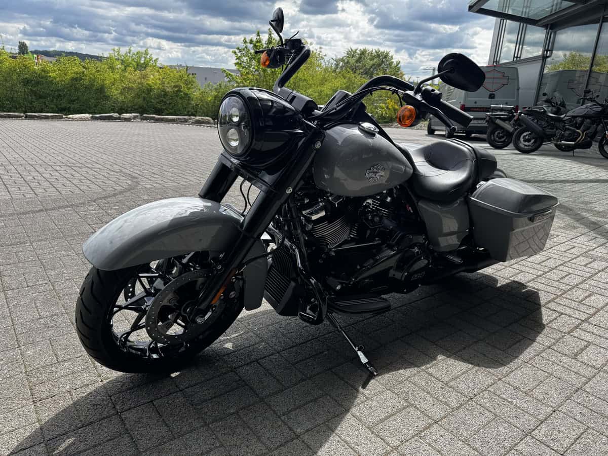 Harley-Davidson Motorrad vor Harley-Davidson Händler in Fulda.