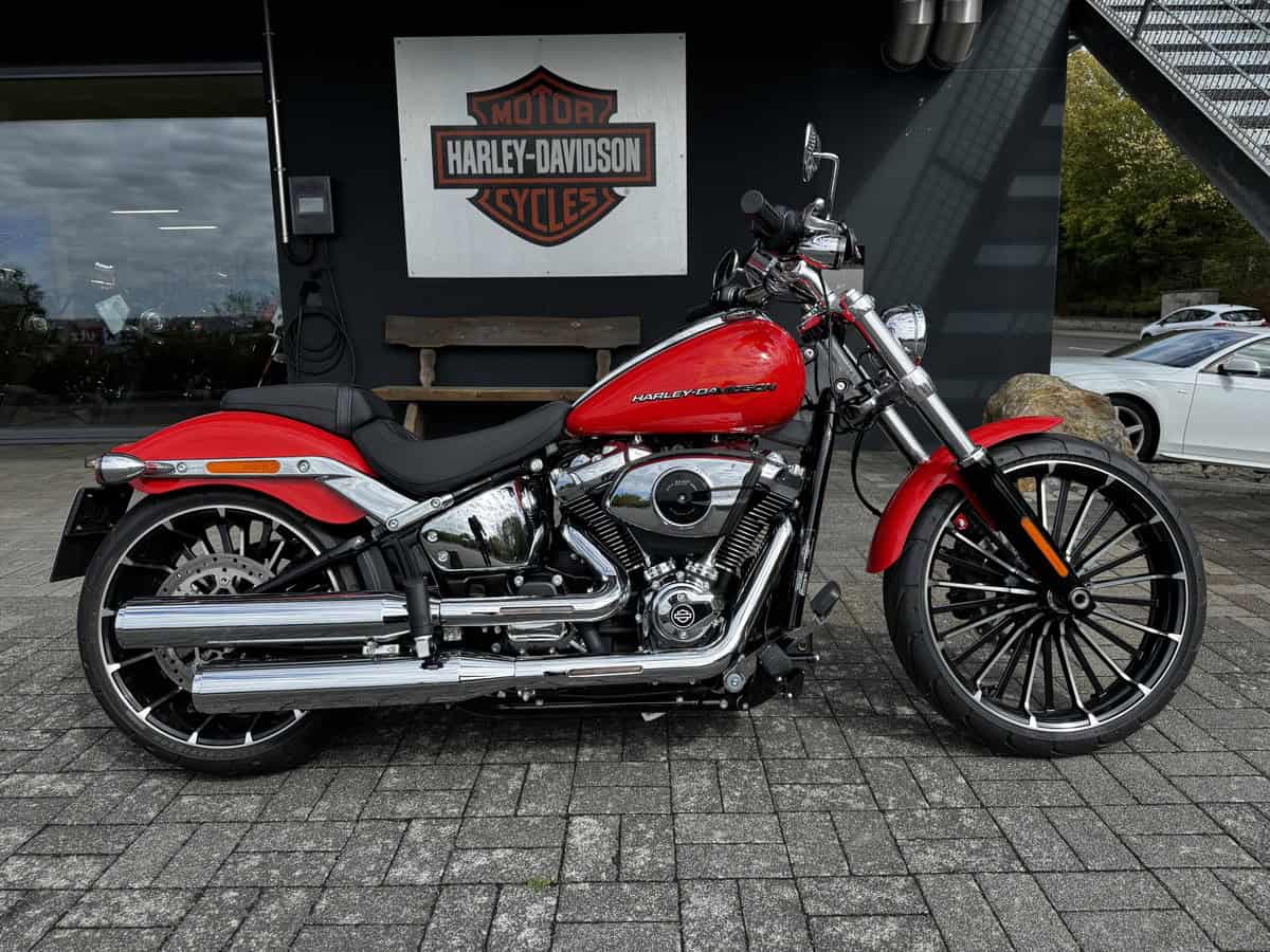 Harley-Davidson Softail Slim in Rot vor Harley-Logo bei H-D® YOUR BIKE HOUSE Fulda.
