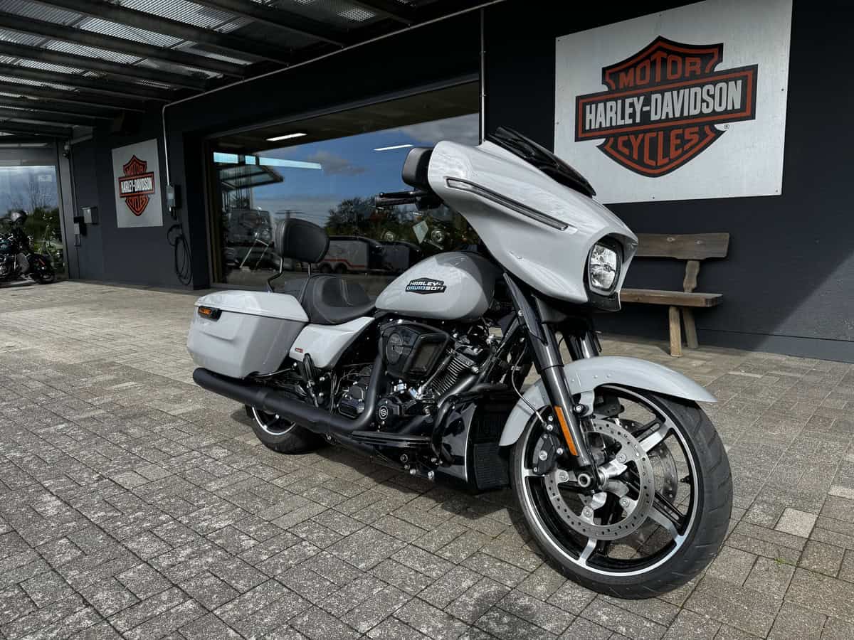 Harley-Davidson Touring-Motorrad vor H-D® YOUR BIKE HOUSE in Fulda.