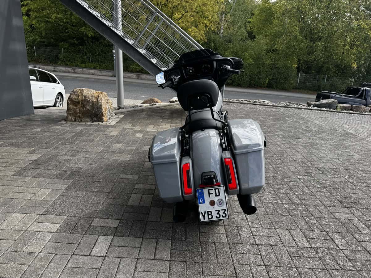 Harley-Davidson Touring-Motorrad mit Seitentaschen in Fulda.
