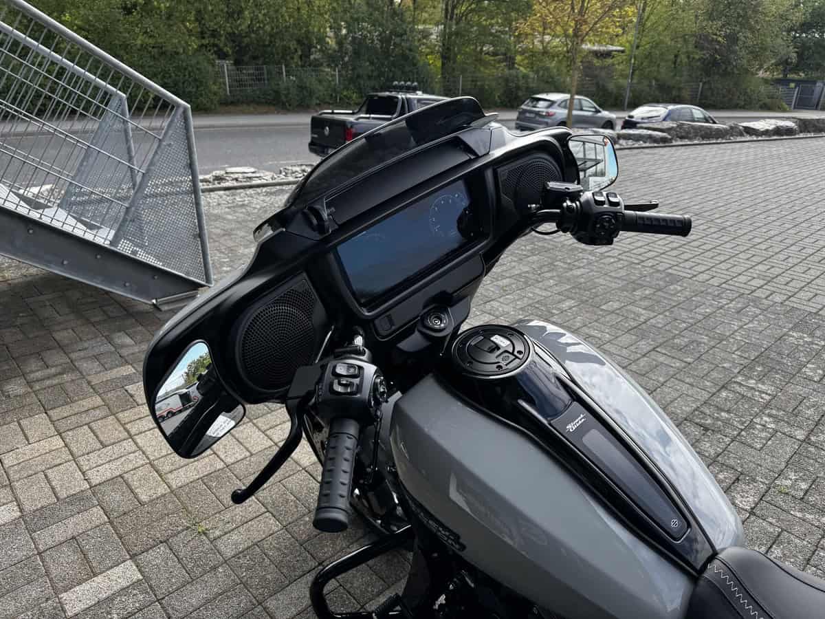 Harley-Davidson Motorrad mit digitalem Display und schwarzem Design.
