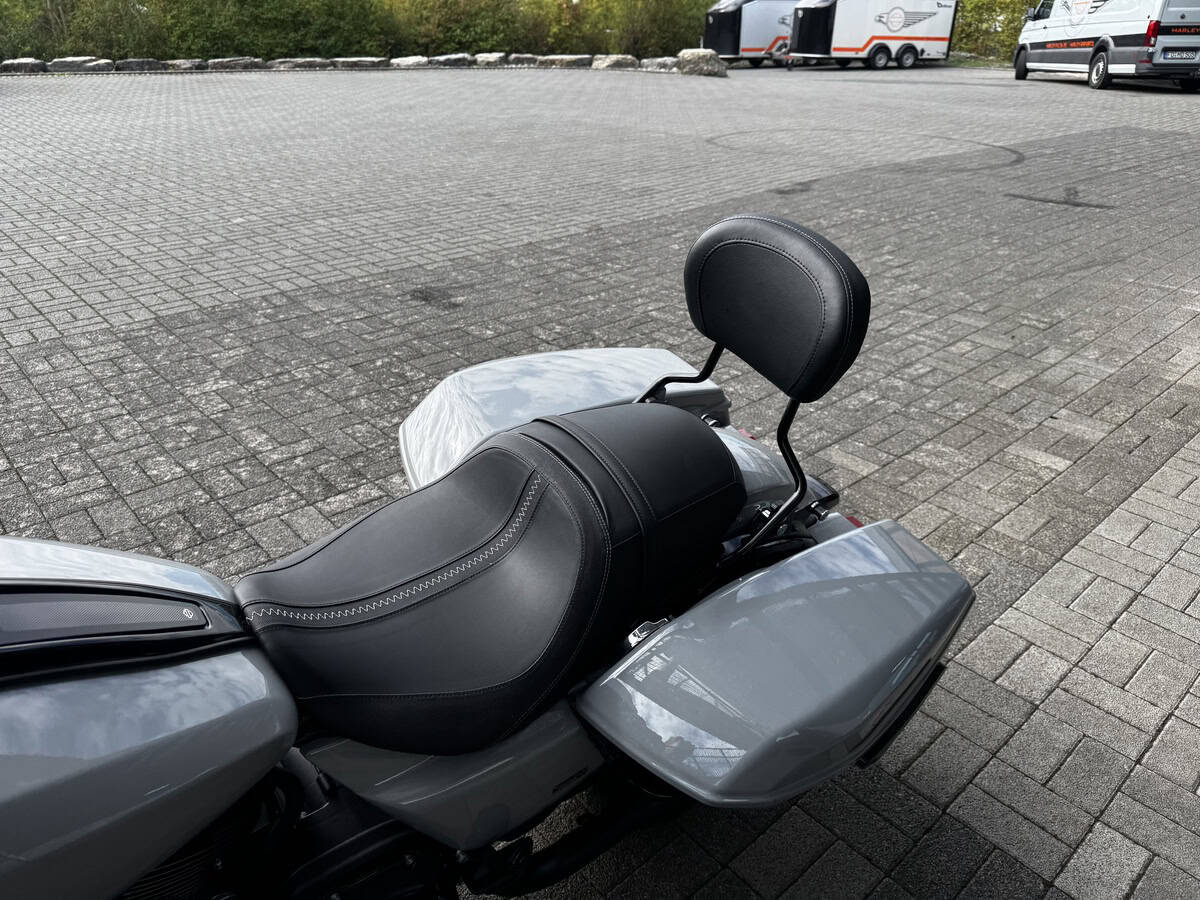 Harley-Davidson Motorrad mit Satteltaschen und Rückenlehne in Fulda.