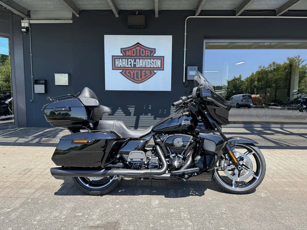 Harley-Davidson Touring-Motorrad vor Harley-Shop in Fulda.