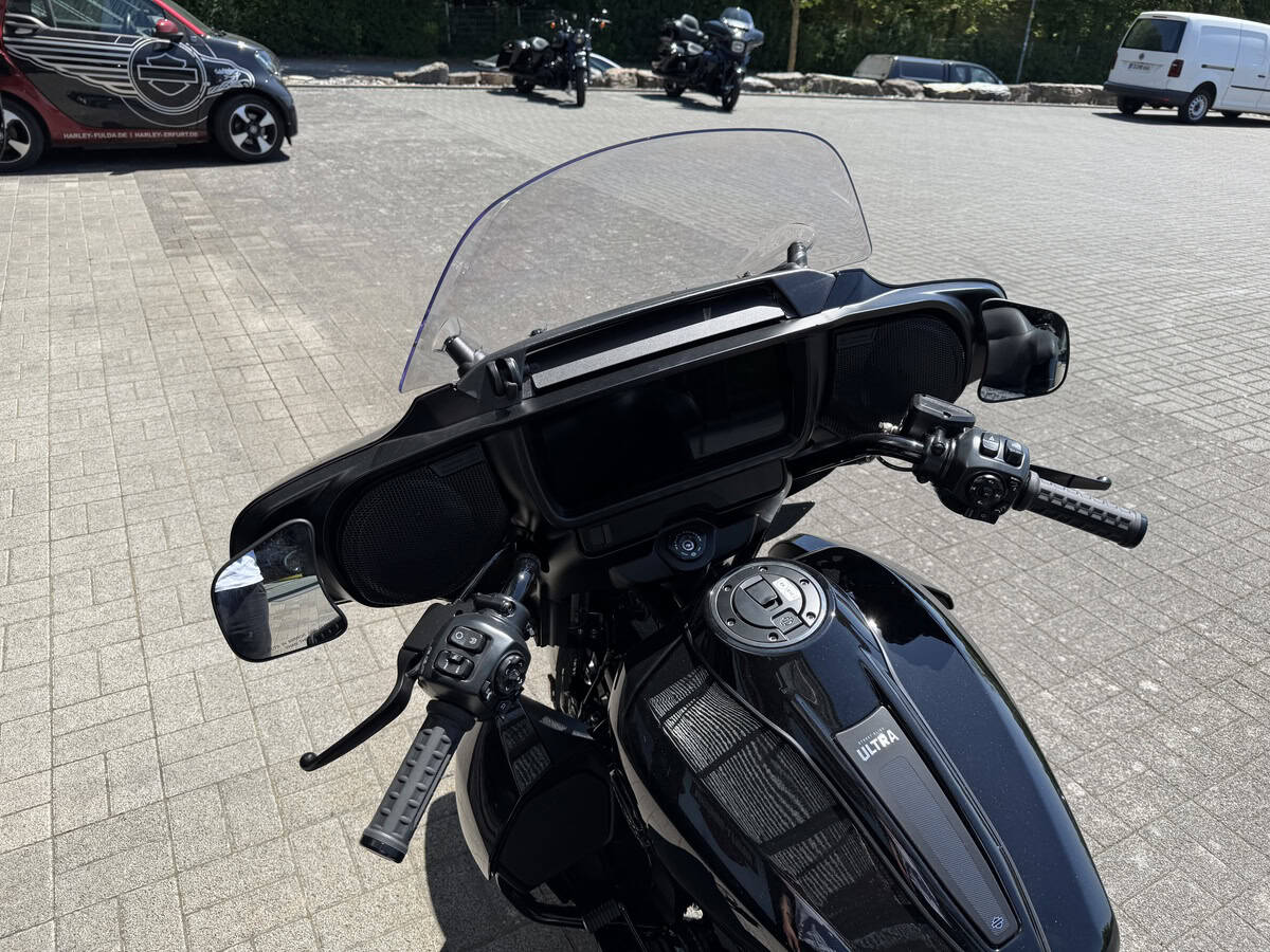 Harley-Davidson Touring-Motorrad mit Windschutzscheibe in Fulda.
